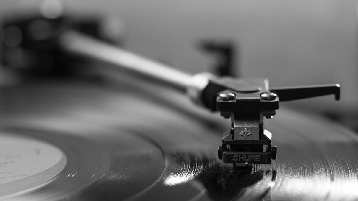 Weekly Economic News Roundup and recorded music formats vinyl