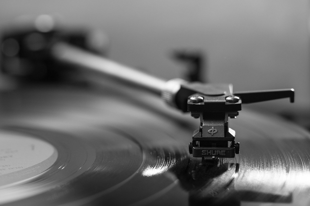 Weekly Economic News Roundup and recorded music formats vinyl