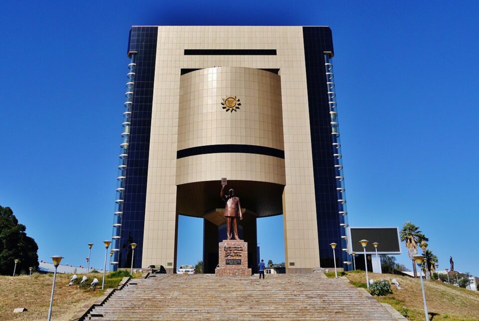 Weekly Economic News Roundup and North Korean monuments