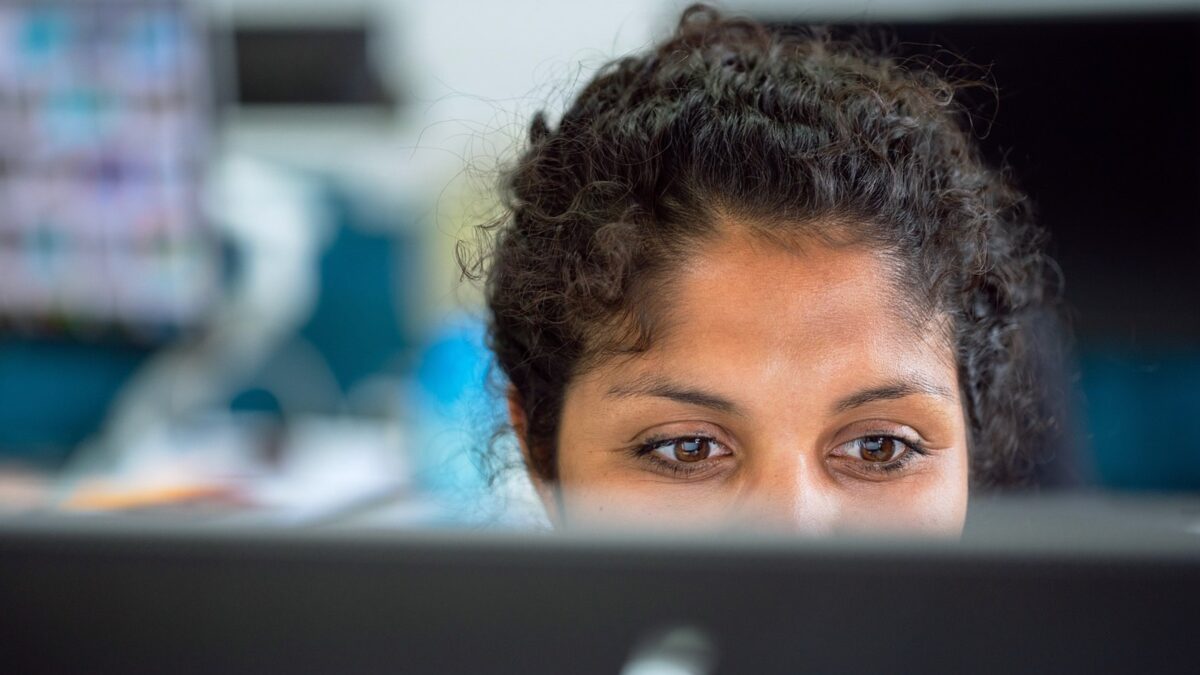 Weekly Economic News Roundup and younger working women
